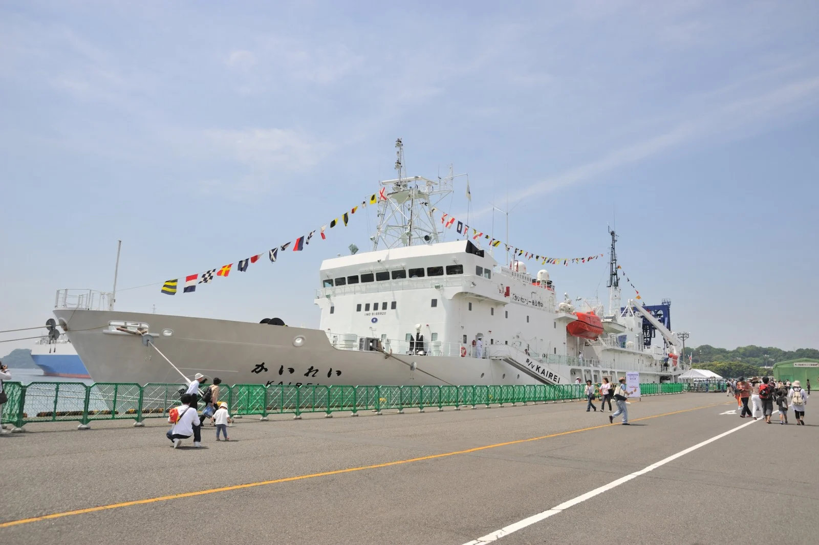 The JAMSTEC deep sea research ship Kairei at sea, the kind of research vessel whose shipboard measurements provide the sparse ocean observations behind sea surface pH reconstructions.